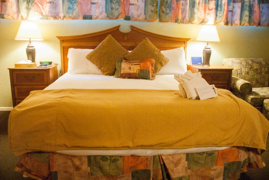 Tuscany Manor Palm Springs Room photo