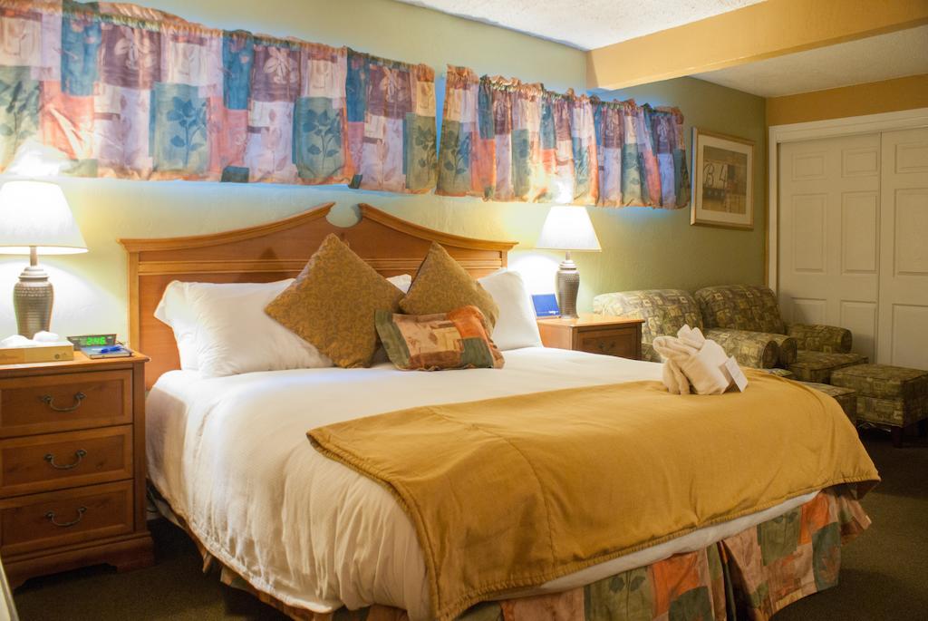 Tuscany Manor Palm Springs Room photo