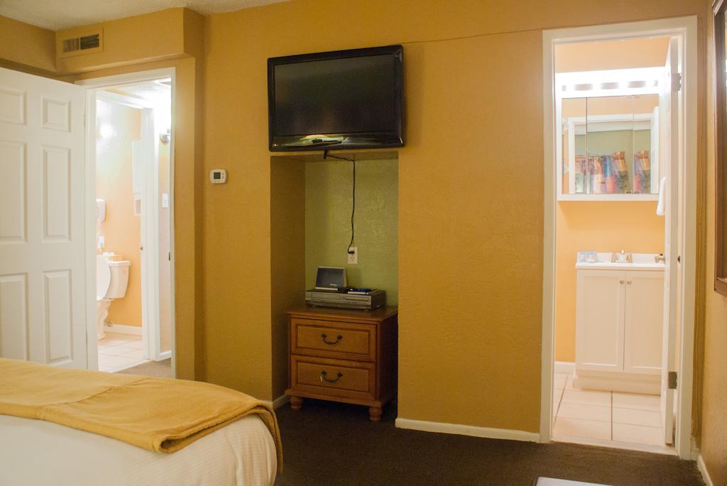 Tuscany Manor Palm Springs Room photo