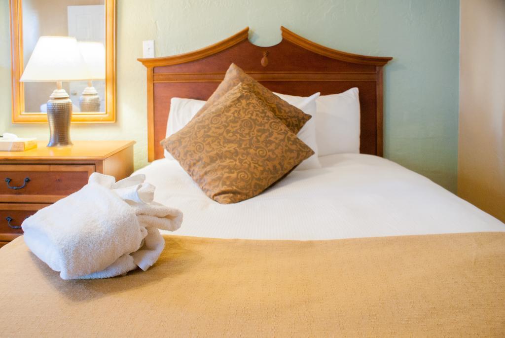 Tuscany Manor Palm Springs Room photo