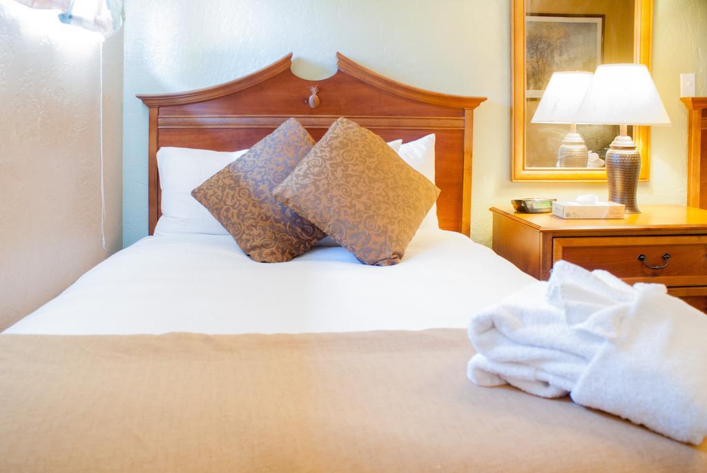 Tuscany Manor Palm Springs Room photo