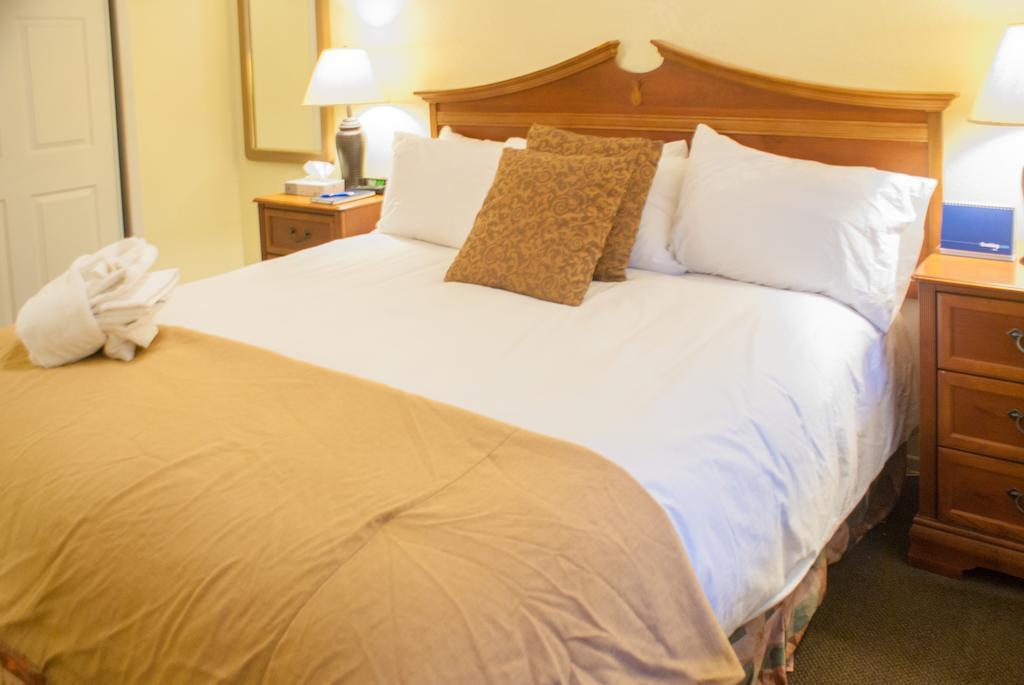 Tuscany Manor Palm Springs Room photo